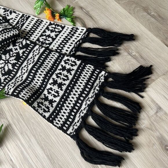 Old Navy Large Black & White Snowflake Knit Winter Scarf With Fringe - Picture 5 of 10